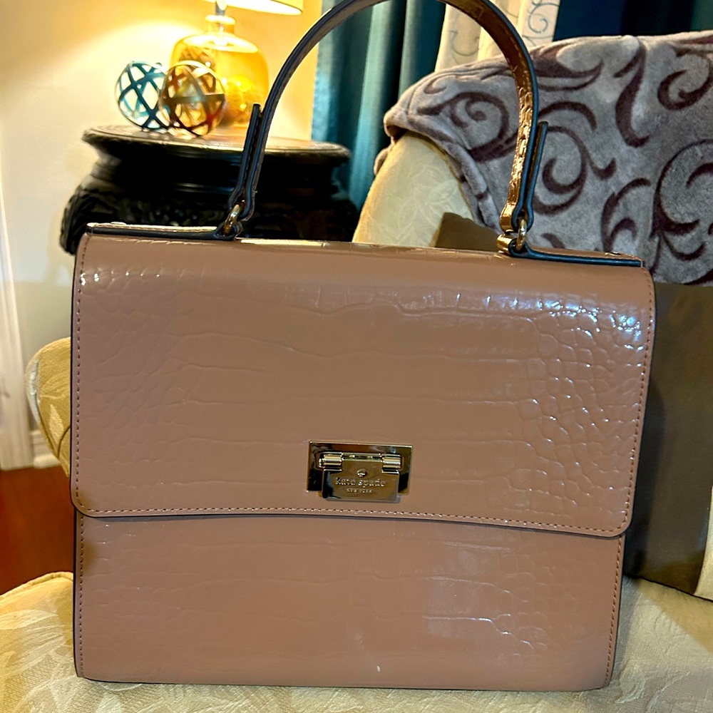 Beautiful pale pink Kate Spade handbag. Crocodile pattern with flip closure.